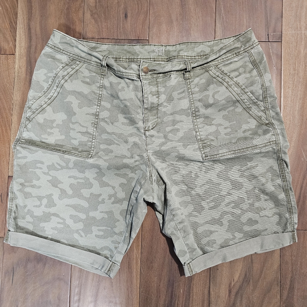 Time and Tru Olive Green Camo Shorts Size 20